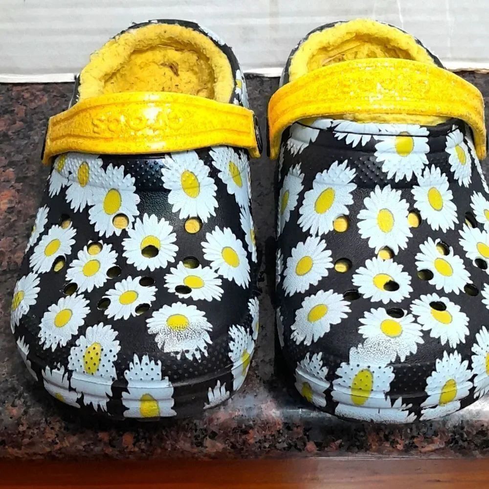 Girls Crocs Daisy Clogs..Size 6
